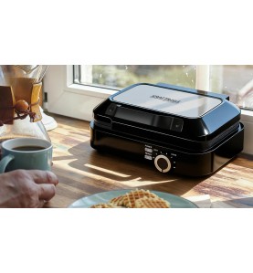 Gofrownica Kraft&Dele KD4107 w użyciu w kuchni przy oknie