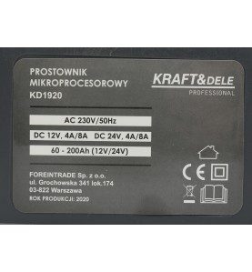 Zbliżenie na tabliczkę znamionową prostownika mikroprocesorowego KD1920