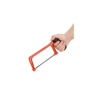 Manuelle Metallsäge aus dem Werkzeugset KD3356 in der Hand gehalten