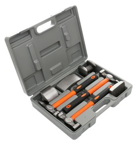 Karosseriebau-Set KD319 – Draufsicht auf den offenen Koffer mit Hämmern und Ambossen