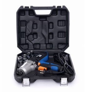 Elektryczny klucz udarowy KD1796 z zestawem nasadek w walizce transportowej