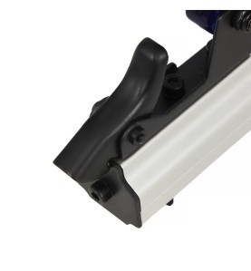 Zbliżenie na mechanizm spustowy i blokadę magazynka zszywacza KD2117