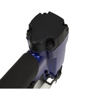 Zbliżenie na górną część obudowy zszywacza pneumatycznego KD2117