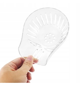 Transparenter Deckel der Popcornmaschine in der Hand gehalten