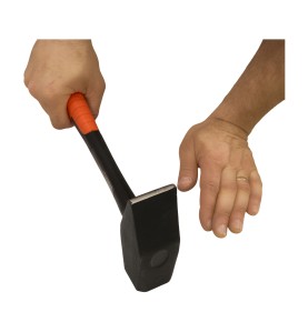 Darstellung der Größe des 2 kg Schlosserhammers in den Händen