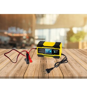 Prostownik uniwersalny 12/24V 10A KD1291 na drewnianym stole w tle