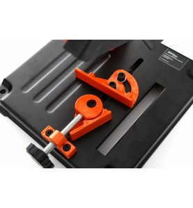 Zbliżenie na imadło i mechanizm mocujący w stojaku do szlifierki KD519