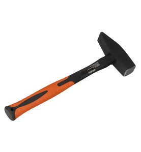 Widok na młotek maszynisty 1kg z perspektywy trzonka