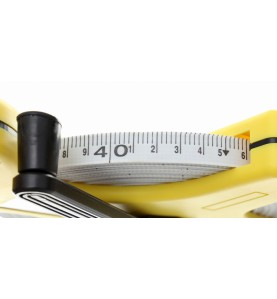Zbliżenie na podziałkę taśmy mierniczej fiberglass KD10427