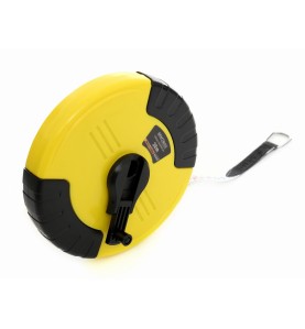 Taśma miernicza 20m KD10424 - ujęcie pod kątem na żółtą obudowę i miarkę