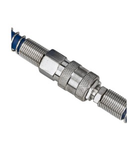 Wąż pneumatyczny spiralny 5x8mm 5m KD674 - zbliżenie na połączone szybkozłącze z wężem