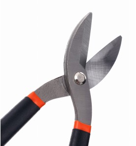 Zbliżenie na mechanizm śrubowy i ostrza nożyc do blachy KD10364