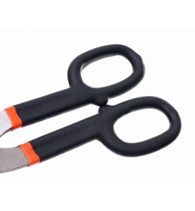 Zbliżenie na czarne, ergonomiczne uchwyty nożyc do blachy KD10364