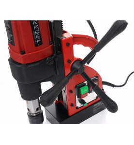 Zbliżenie na uchwyt i mechanizm posuwu wiertarki magnetycznej KD1381