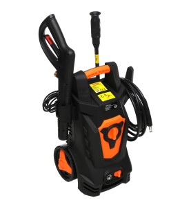 Myjka ciśnieniowa 2600W KD446 ujęcie pod kątem z widocznymi kołami i wężem
