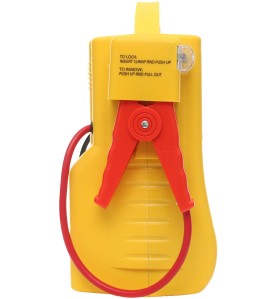 Jump starter KD1922 zbliżenie na czerwony zacisk z instrukcją blokady