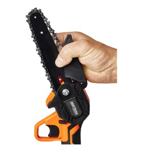 Piła łańcuchowa akumulatorowa 6" 21V KD10626 - zbliżenie na prowadnicę i łańcuch z dłonią