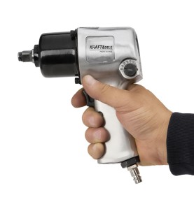 Druckluft-Schlagschrauber KD5782 in der Hand gehalten - ergonomischer Griff des Werkzeugs