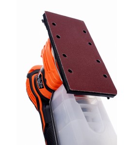 Unterseite des 3-in-1 Schleifers KD3063 mit montiertem Schleifpapier auf der rechteckigen Platte