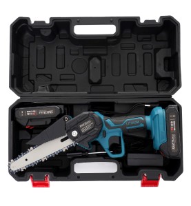 Geöffneter Koffer mit Mini-Kettensäge KD10646 und Zubehör