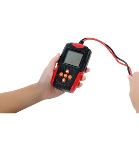 Hand hält digitalen Batterietester KD5673