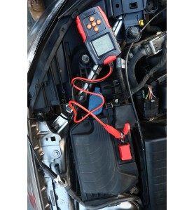 Batterietester KD5673 an Autobatterie unter der Motorhaube angeschlossen