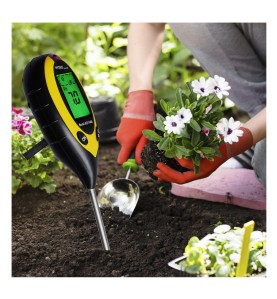 4-in-1 Bodenmessgerät KD11408 während der Gartenarbeit