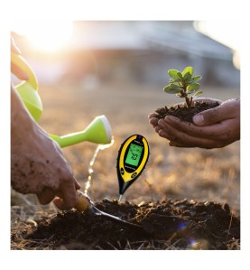 4-in-1 Bodenmessgerät KD11408 bei Gartenarbeiten mit einer Gießkanne