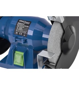 Nahaufnahme des Typenschilds der Tischschleifmaschine KD532-Z