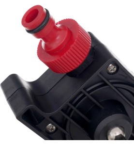 Pompa do wody na wkrętarkę KD739 - zbliżenie na czerwone złącze węża