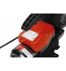 Nahaufnahme des Typenschilds der Wasserpumpe KRAFT&DELE KD805