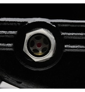 Nahaufnahme des Ölstandschauglases am Kompressor