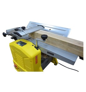 Hobelmaschine 1500W KD5170 - Bearbeitung eines Holzbalkens auf der Maschine