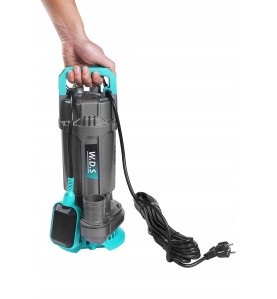 Hand hält die Wasserpumpe WDS2428 am Tragegriff