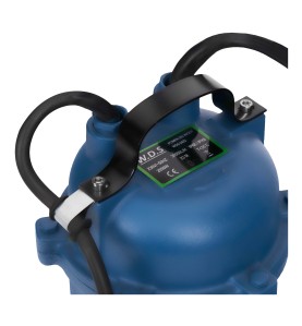 Nahaufnahme des Typenschilds und Tragegriffs der 2850W Pumpe