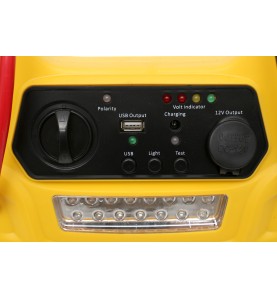 Jump starter KD1921 - zbliżenie na panel przedni z portem USB i wskaźnikami LED