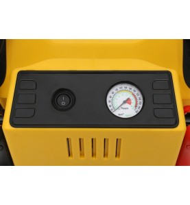 Jump starter KD1921 - zbliżenie na manometr kompresora