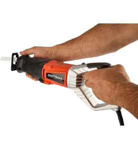 Użytkownik trzymający piłę szablastą 2200W KD1791 w dłoniach