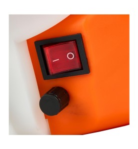 Zbliżenie na włącznik i pokrętło regulacji ciśnienia opryskiwacza KD2031