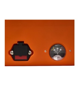 Bedienfeld des Sprühgeräts KD2031 mit Ladebuchse und Voltmeter