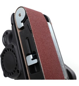 Szlifierka taśmowa 1950W - zbliżenie na mechanizm wymiany taśmy szlifierskiej