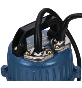 Nahaufnahme des Tragegriffs und der Kabelausgänge der Pumpe KD752