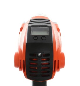 Klucz udarowy KD1535 zbliżenie na tylną część obudowy z wyświetlaczem LCD