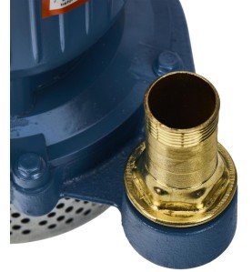 Nahaufnahme des Messing-Anschlussstutzens der Wasserpumpe KD767