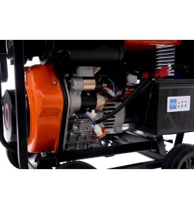 Zbliżenie na silnik, rozrusznik i akumulator 12V agregatu KRAFT&DELE KD168