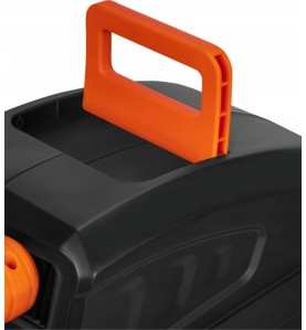 Nahaufnahme des orangen Tragegriffs der Schlauchtrommel KD2151