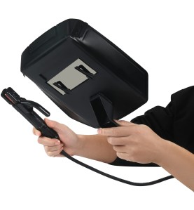 Użytkownik trzymający maskę spawalniczą i uchwyt elektrody