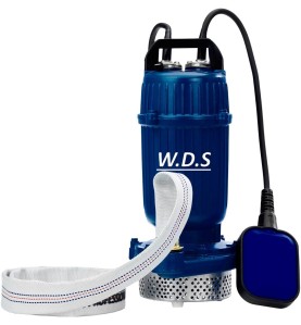 Pompa do wody WDS2420 z podłączonym wężem tłocznym